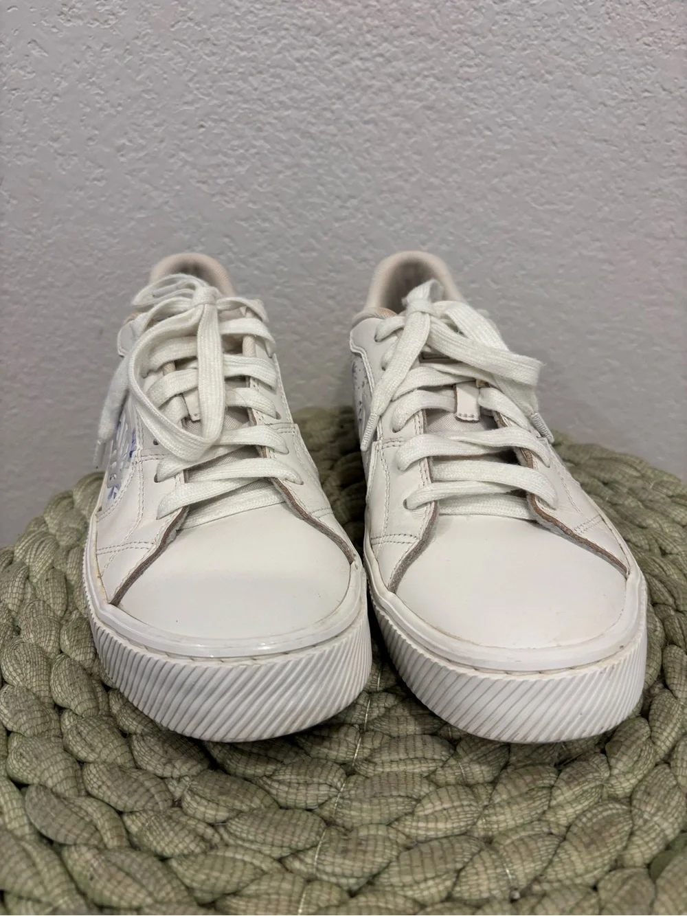 Cariuma Salvas White Leather with Blue Parrot Floral Accent Sneakers Size 9